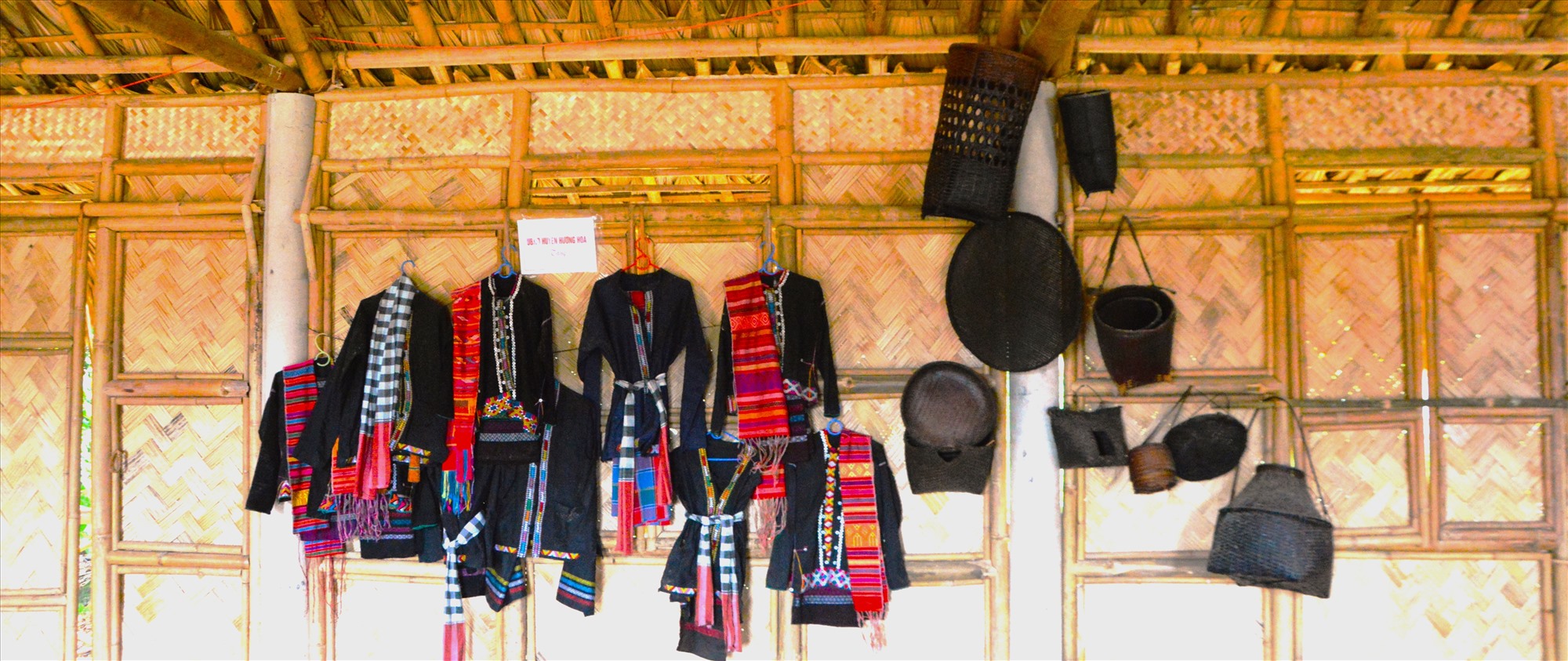 Những trang phục dụng cụ lao động của người đồng bào Vân Kiều được trưng bày tại nhà sàn truyền thống ở cụm dân cư Rờ Ve