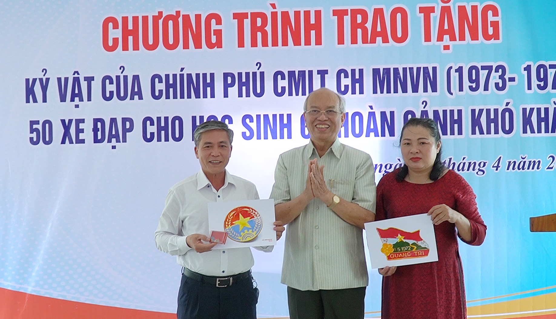 Giáo sư, Tiến sĩ Trình Quang Phú trao kỷ vật của Chính phủ Cách mạng lâm thời Cộng hòa miền Nam Việt Nam cho huyện Cam Lộ - Ảnh: Anh Vũ