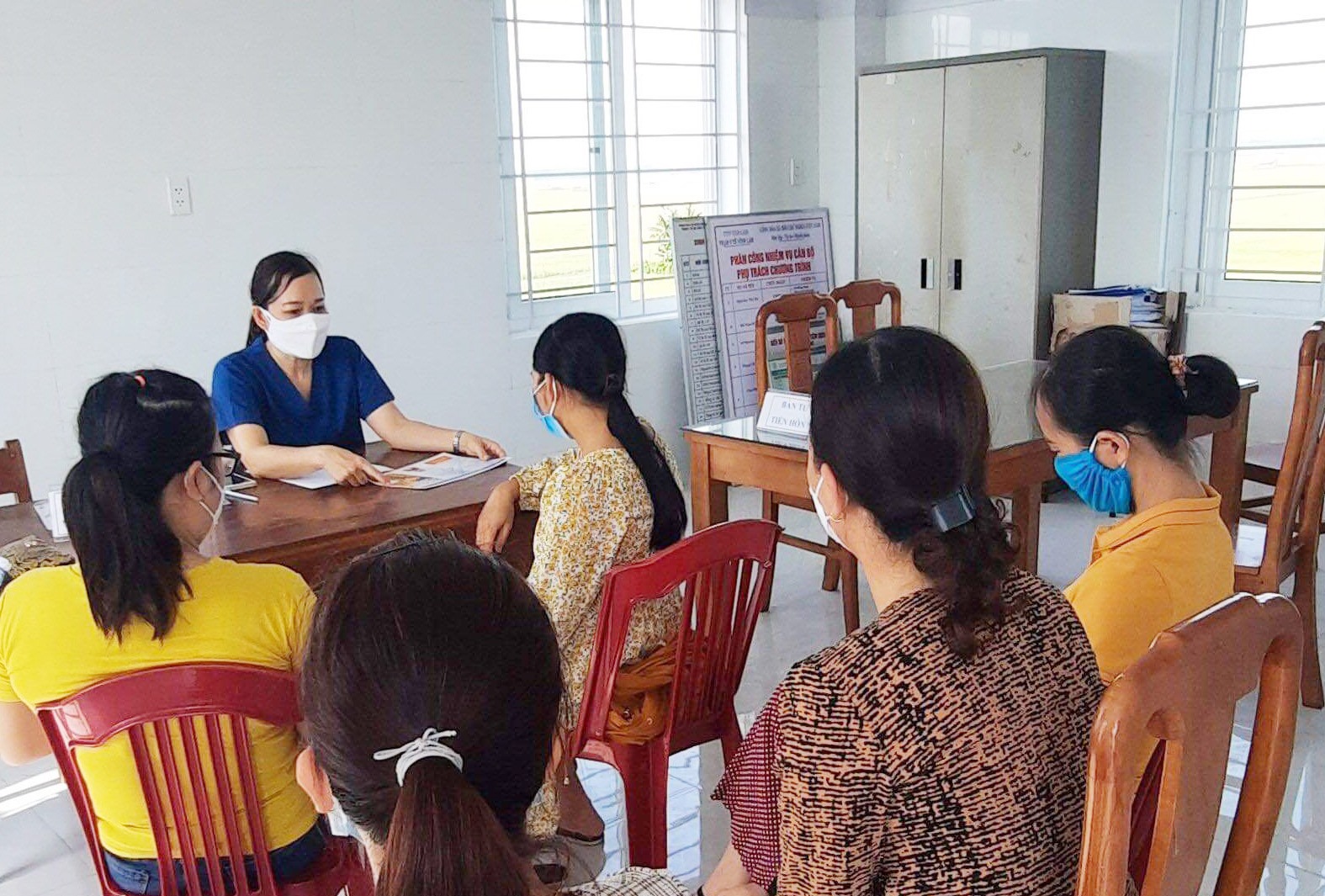 Trung tâm Y tế Vĩnh Linh tư vấn tiền hôn nhân trong Chiến dịch truyền thông lồng ghép cung cấp dịch vụ DS-KHHGĐ.