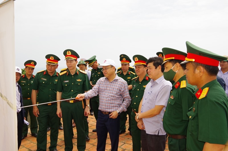 Phó Chủ tịch UBND tỉnh Lê Đức Tiến giới thiệu quy hoạch Đề án 3826 trên địa bàn tỉnh Quảng Trị với đoàn công tác-Ảnh: Nho Dũng