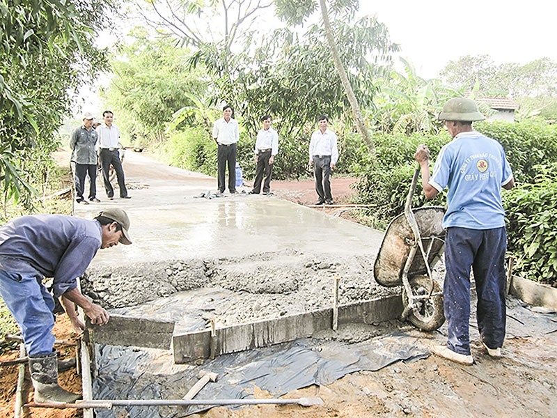 Xây dựng giao thông nông thôn ở xã Vĩnh Chấp, Vĩnh Linh - Ảnh: P.N