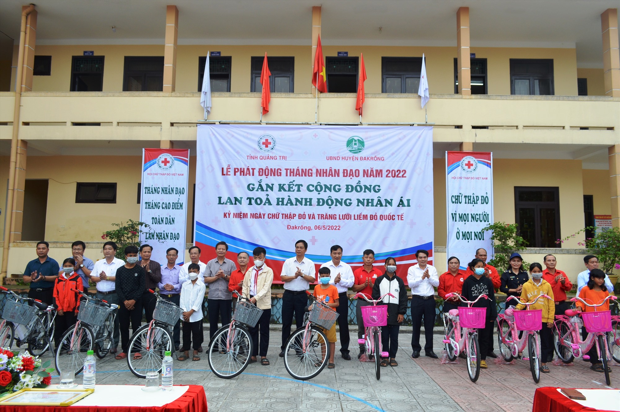 Trao tặng xe đạp cho học sinh nghèo vượt khó huyện Đakrông tại lễ phát động “Tháng Nhân đạo” năm 2022 - Ảnh: Đ.V