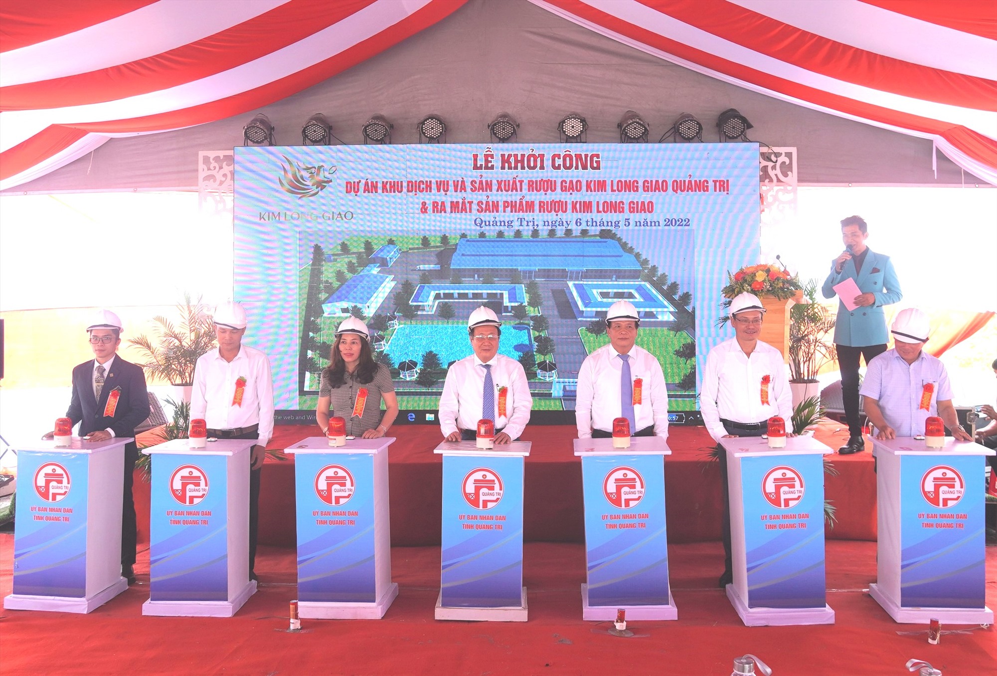 Các đại biểu ấn nút khởi công dự án Khu dịch vụ và sản xuất rượu gạo Kim Long Giao Quảng Trị - Ảnh: Tiến Nhất