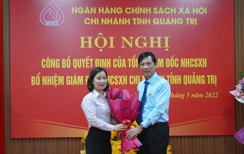 Phó Chủ tịch UBND tỉnh Hoàng Nam tặng hoa, chúc mừng tân Giám đốc NHCSXH tỉnh Trần Đức Xuân Hương