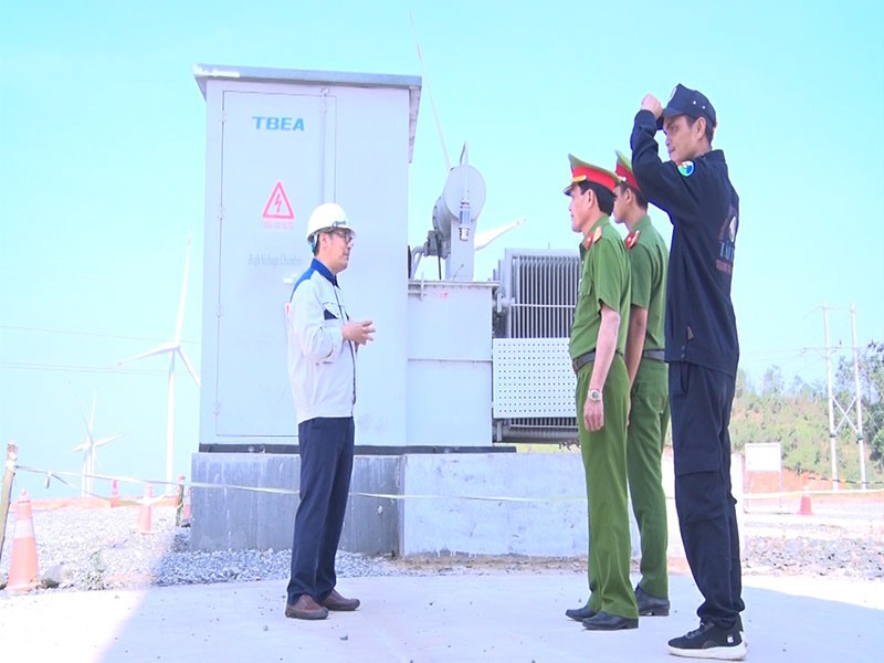 Công an xã Húc phối hợp với các đơn vị điện gió trong công tác đảm bảo an ninh trật tự -Ảnh: T.N