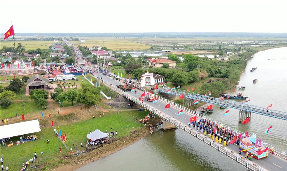 Ngay sau Lễ thượng cờ và lễ duyệt binh, trên sông Bến Hải diễn ra lễ hội đua thuyền, nên người dân đến xem rất đông. Ảnh: Hưng Thơ