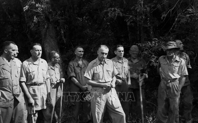 Tướng De Castries cùng toàn bộ Bộ tham mưu Tập đoàn cứ điểm Điện Biên Phủ ra hàng, chiều ngày 7/5/1954. Ảnh: Triệu Đại - TTXVN