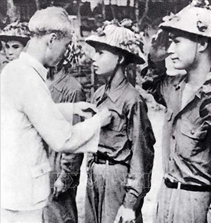 Chủ tịch Hồ Chí Minh thưởng huy hiệu cho các chiến sĩ lập nhiều chiến công trong chiến dịch Điện Biên Phủ. Ảnh: Tư liệu TTXVN