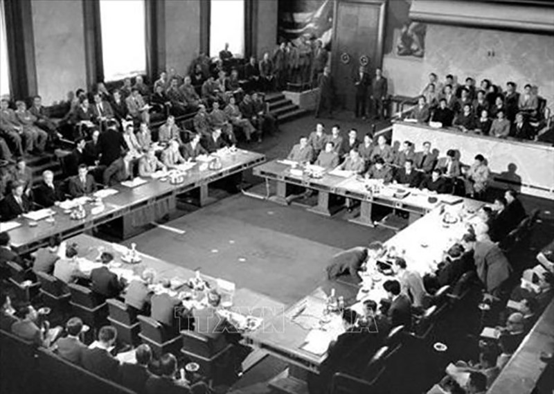 Chiến thắng Điện Biên Phủ buộc chính phủ Pháp phải ký kết Hiệp định Geneva (7/1954) công nhận độc lập, chủ quyền, thống nhất và toàn vẹn lãnh thổ ba nước Đông Dương, kết thúc vẻ vang cuộc kháng chiến trường kỳ, gian khổ kéo dài 9 năm (1945-1954). Ảnh: TTXVN
