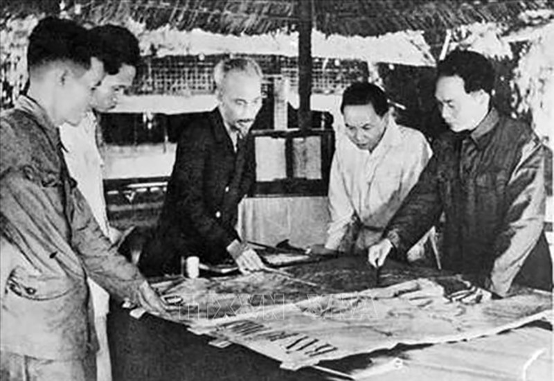 Ngày 6/12/1953, Bộ Chính trị tổ chức cuộc họp dưới sự chủ trì của Chủ tịch Hồ Chí Minh để nghe Tổng Quân ủy báo cáo và duyệt lần cuối kế hoạch tác chiến Đông-Xuân 1953-1954, đồng thời quyết định mở Chiến dịch Điện Biên Phủ với quyết tâm tiêu diệt bằng được tập đoàn cứ điểm này. Ảnh: Tư liệu TTXVN