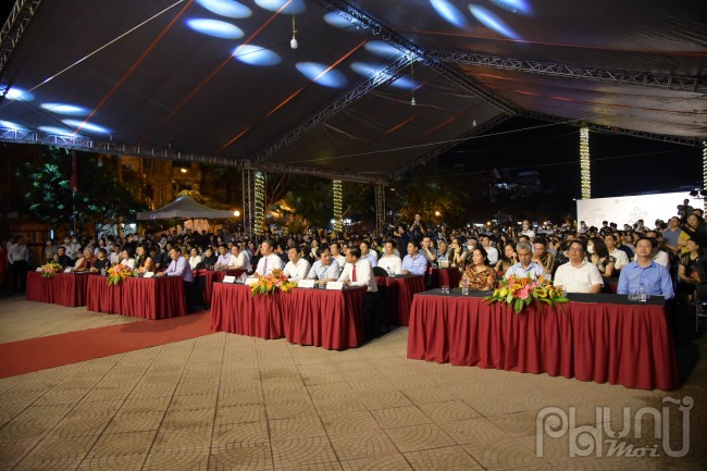 Đại biểu khách mời tham dự và quần chúng nhân dân tham dự sự kiện.
