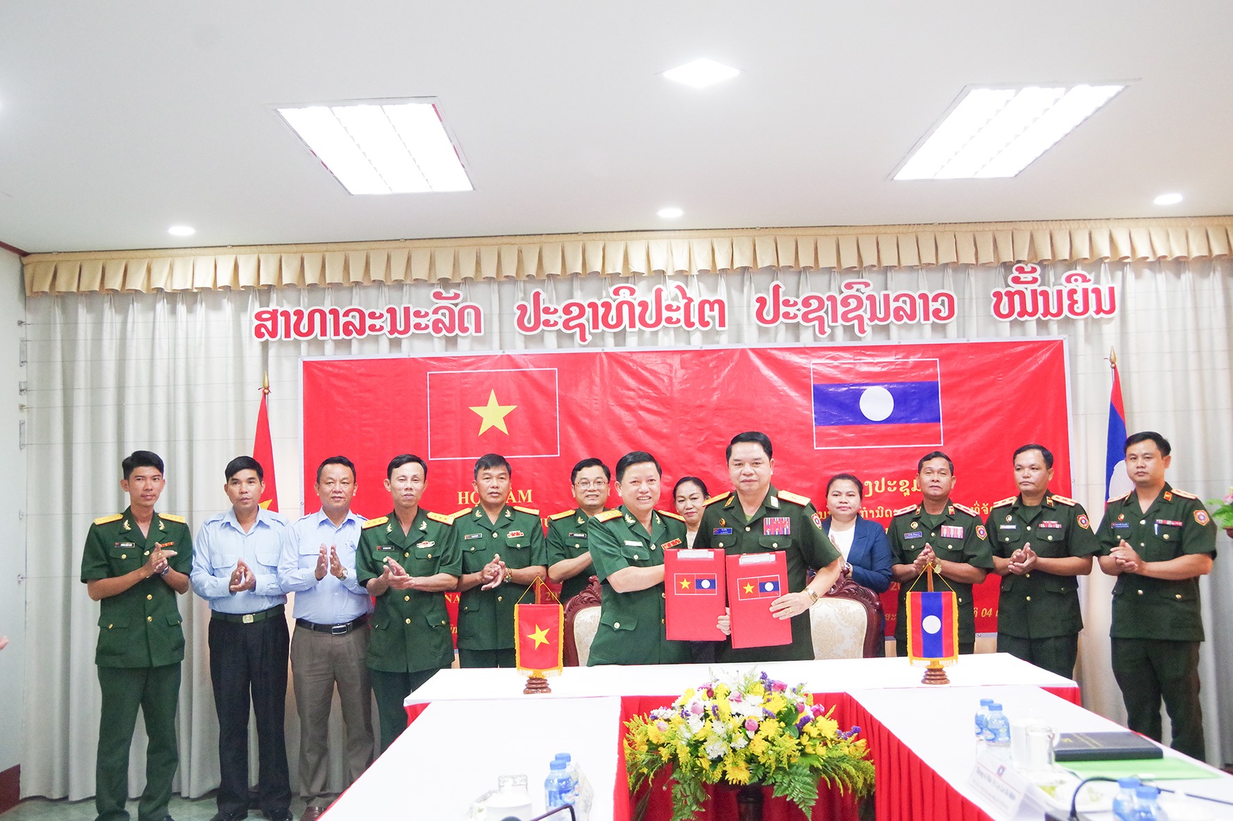 Đại diện Ban Công tác đặc biệt tỉnh Quảng Trị và Ban Công tác đặc biệt tỉnh Savannakhet ký biên bản thỏa thuận-Ảnh: Xuân Diện​