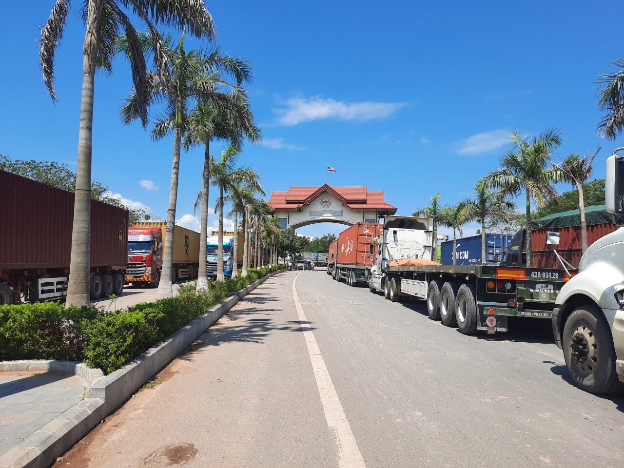 Dòng xe container nối dài chuẩn bị thông quan Cửa khẩu Densanvan, huyện Sê Pôn, tỉnh Savanakhet, Lào. Bên trái ảnh là dòng xe vào Việt Nam và bên phải là dòng xe sang Lào.