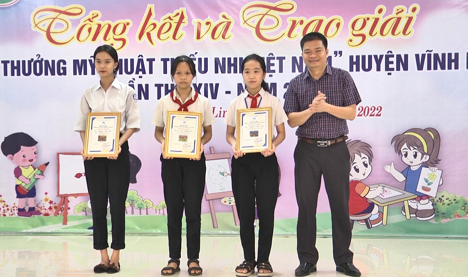 Ban tổ chức trao thưởng cho các thí sinh đoạt giải-Ảnh: Nguyên Đồng