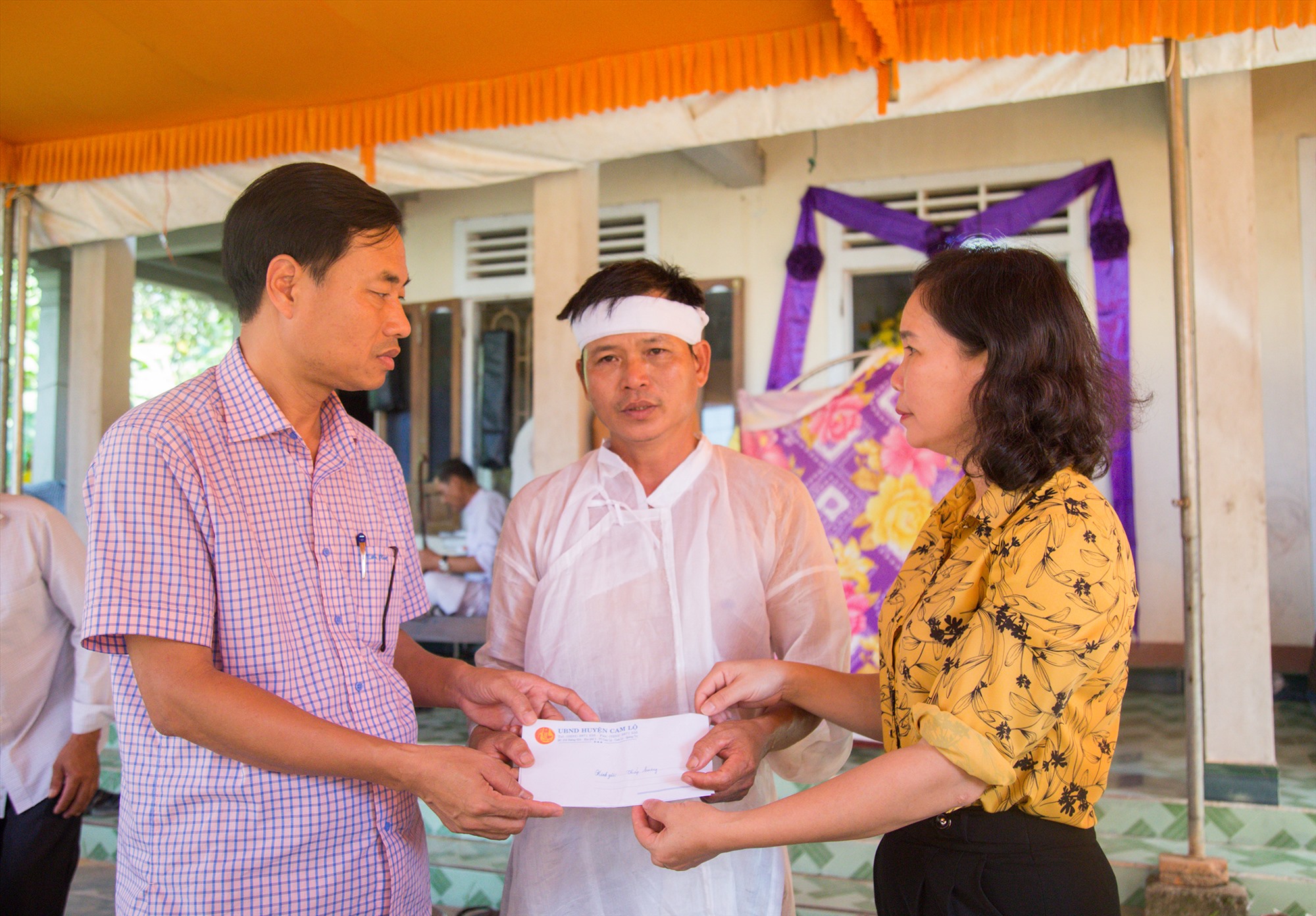 Lãnh đạo huyện Cam Lộ trao tiền hỗ trợ cho gia đình có nạn nhân tử vong do đuối nước ở xã Cam Tuyền - Ảnh: L.T
