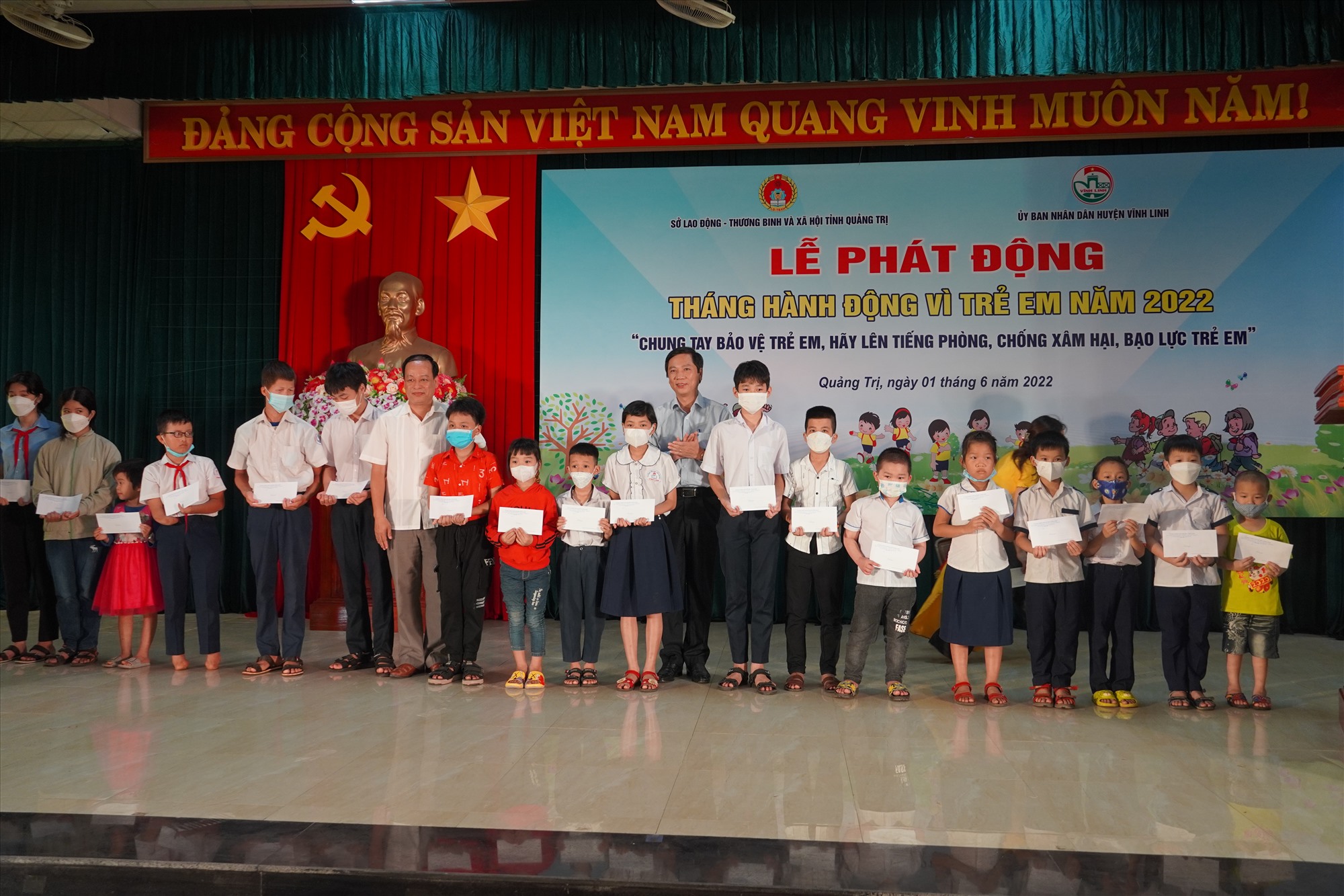 Phó Chủ tịch UBND tỉnh Hoàng Nam trao quà cho học sinh có hoàn cảnh khó khăn - Ảnh: Hồng Hà