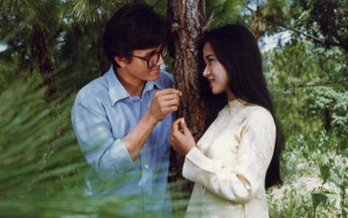 Bộ phim Em còn nhớ hay em đã quên ra đời vào năm 1992 với cố diễn viên Lê Công Tuấn Anh đóng vai chính.