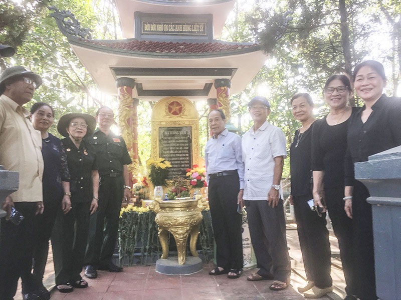Ông Nguyễn Minh Kỳ (thứ tư, hàng bên trái) và bạn bè, đồng đội thăm Khu lăng bia Hồ Khê ở xã Cam Tuyền, Cam Lộ - Ảnh: T.T.L