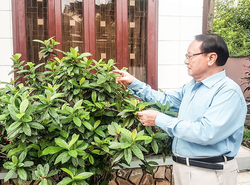 Chăm sóc cây cảnh trong vườn nhà là một trong những thú vui của ông Nguyễn Minh Kỳ lúc rảnh rỗi - Ảnh: T.T.L