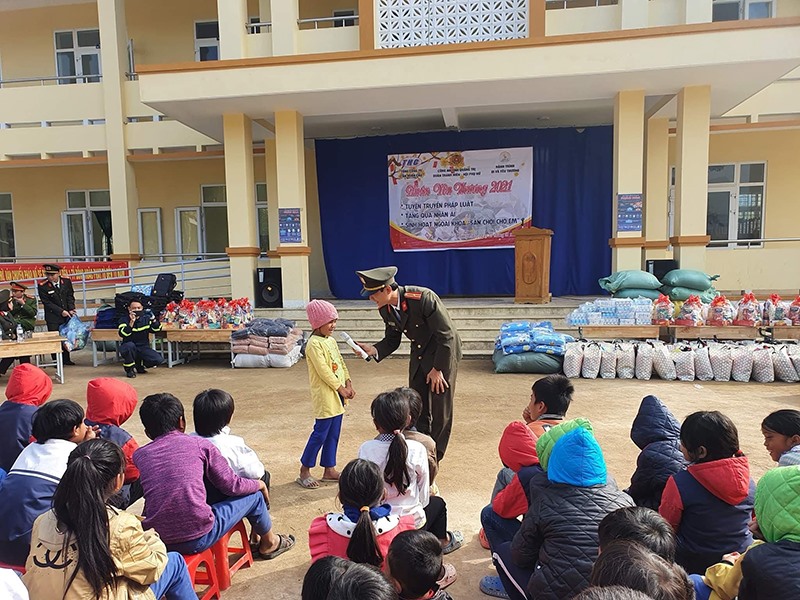 Công an tỉnh tổ chức chương trình thiện nguyện tại xã Hướng Linh -Ảnh: D.T
