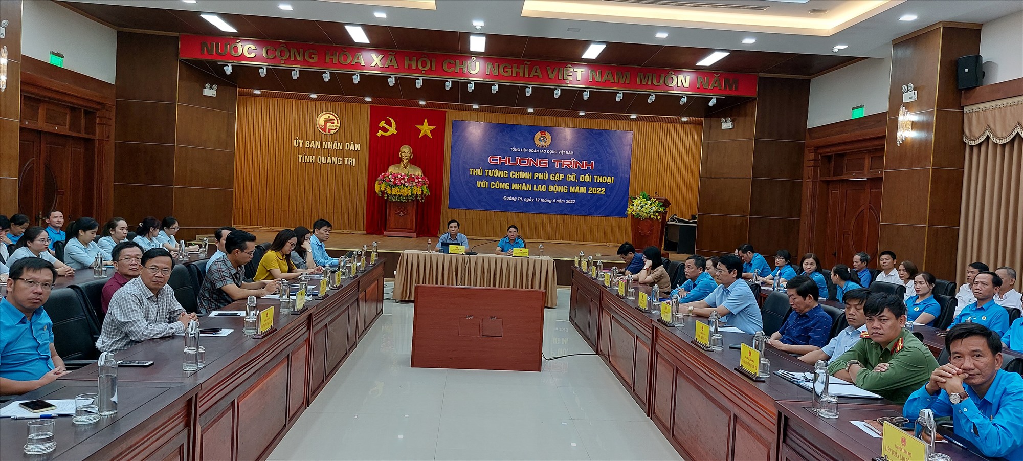 Các đại biểu tham dự chương trình Thủ tướng Chính phủ gặp gỡ, đối thoại với công nhân lao động tại điểm cầu tỉnh Quảng Trị - Ảnh: N.T.H