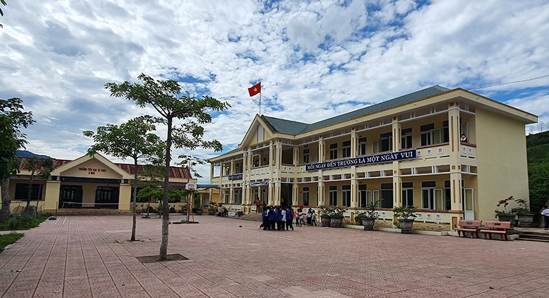 Toàn bộ khuôn viên Trường TH &THCS A Ngo được xây dựng trên phần đất do anh Hồ Văn Niêu và các hộ dân xã A Ngo hiến tặng - Ảnh: L.N