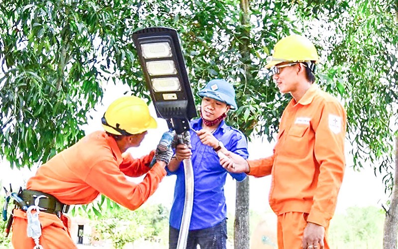 Đoàn Thanh niên PC Quảng Trị tích cực tham gia chương trình “Thắp sáng đường quê” - Ảnh: H.N.K
