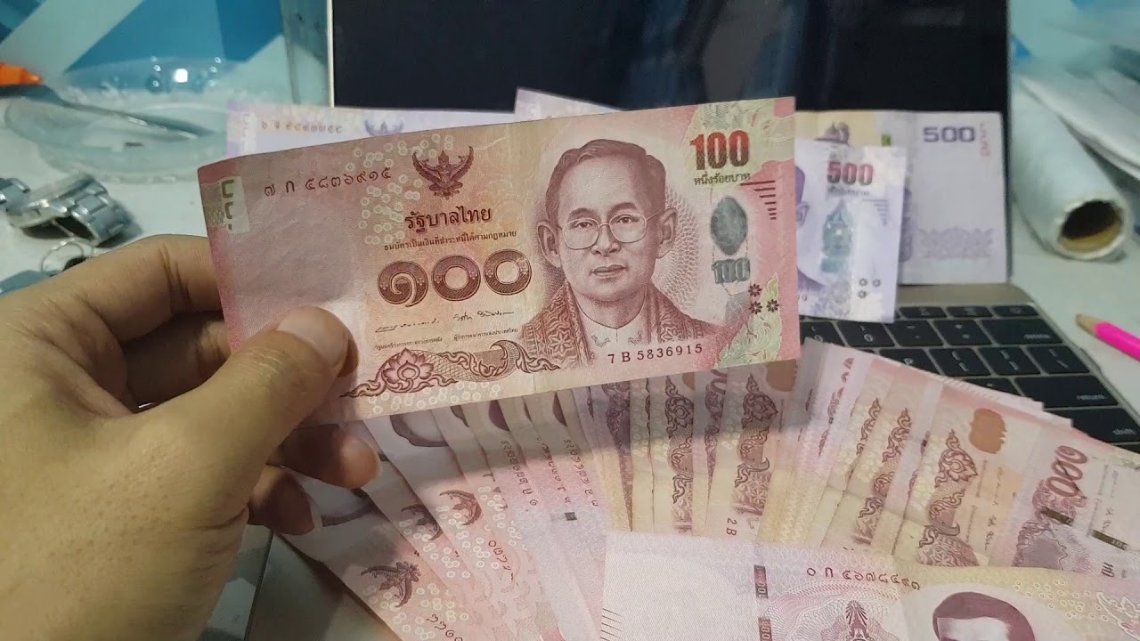 Kiểm đồng bath Thái tại một cửa hàng đổi tiền ở Bangkok, Thái Lan. (Ảnh: AFP/TTXVN)