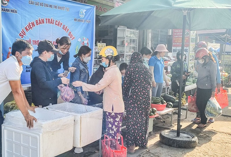 Gian hàng bán trái cây của CLB Cha mẹ trẻ khuyết tật thị trấn Diên Sanh được nhiều người mua ủng hộ - Ảnh: K.S