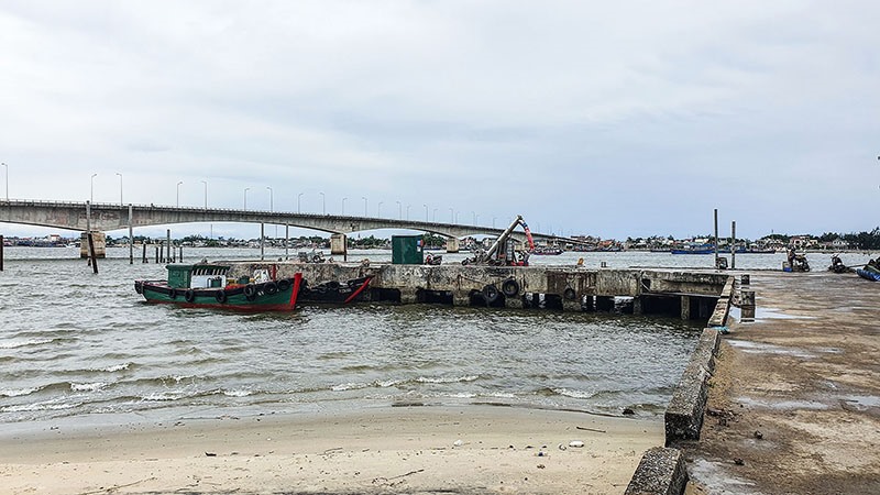 Cảng cá Cửa Việt thi công chậm tiến độ làm tàu cá của ngư dân gặp khó khăn khi ra, vào cảng- Ảnh: L.A