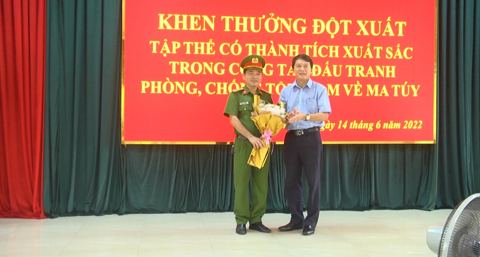 UBND huyện Vĩnh Linh biểu dương, khen thưởng Công an huyện Vĩnh Linh vì thành tích xuất sắc trong phòng, chống tội phạm về ma túy- Ảnh: NĐ