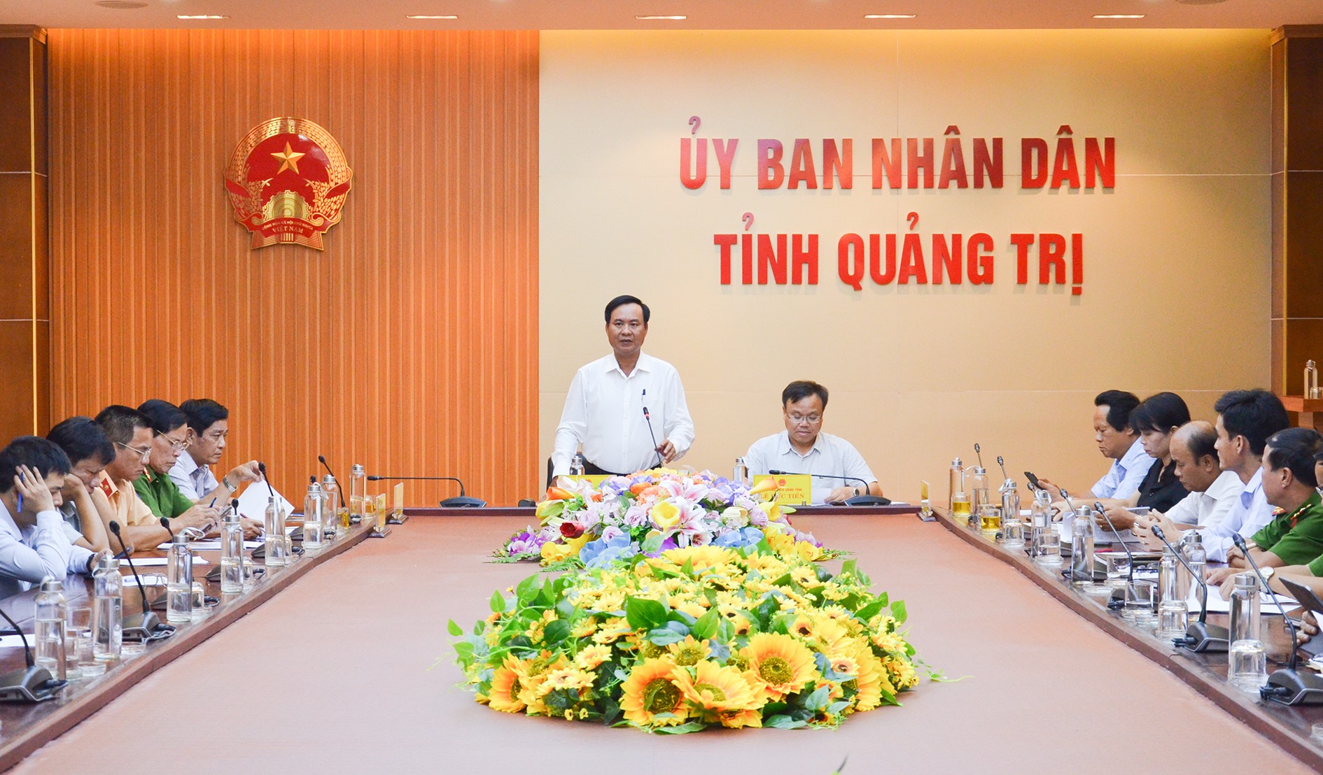 Chủ tịch UBND tỉnh Võ Văn Hưng yêu cầu các cơ quan, đơn vị phải kiên quyết xử lý cán bộ, công chức, viên chức vi phạm pháp luật ATGT - Ảnh: Lê Minh