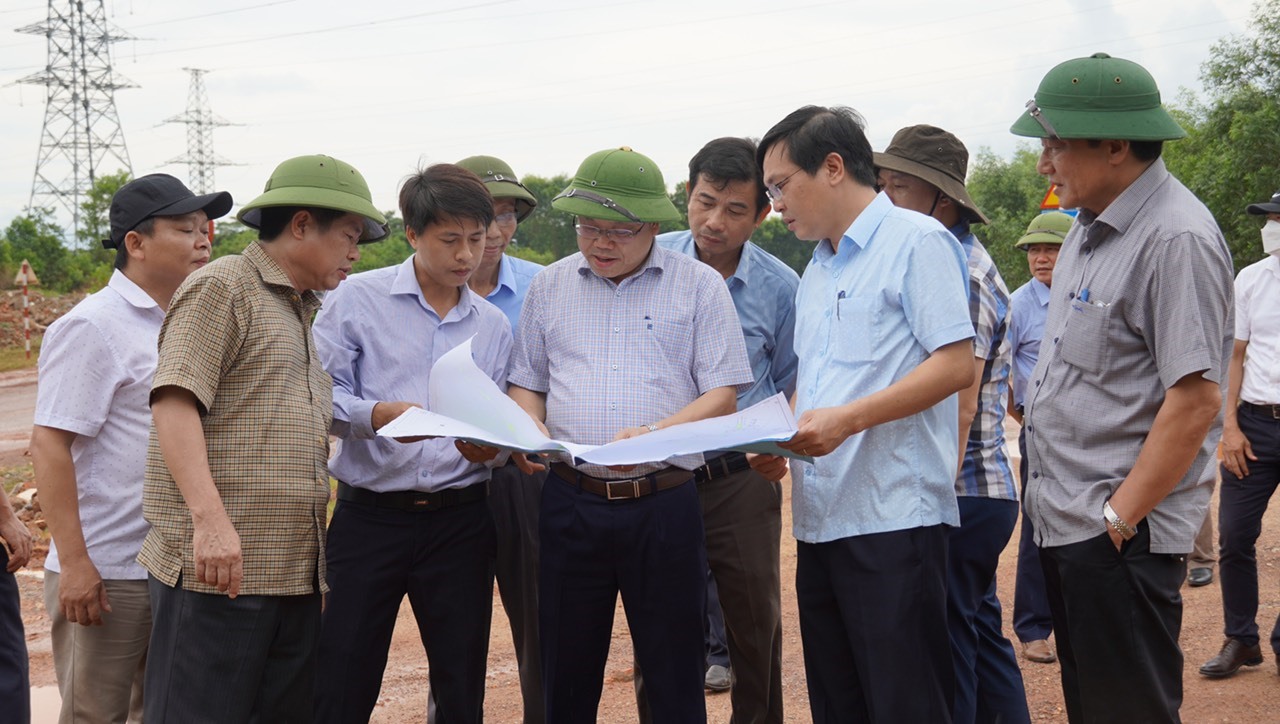Phó Chủ tịch UBND tỉnh Lê Đức Tiến kiểm tra công trình đường Hùng Vương kết nối Hành lang kinh tế Đông - Tây và Khu Kinh tế Đông Nam Quảng Trị - Ảnh: Mỹ Hạnh