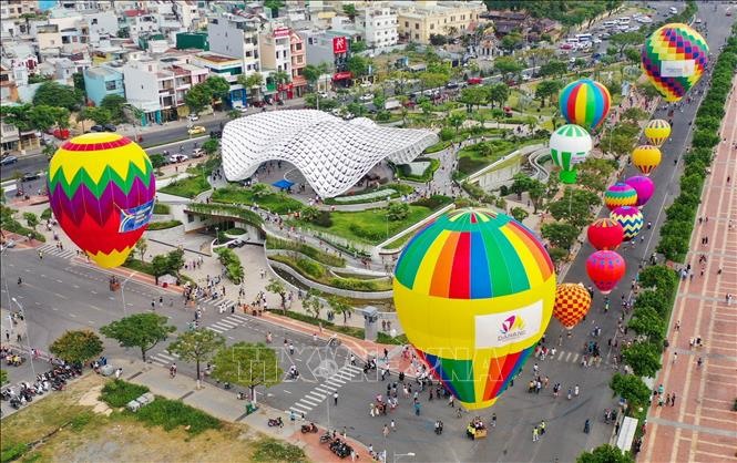 Công viên APEC, nằm cạnh bên sông Hàn là điểm thu hút đông du khách đến tham quan du lịch thành phố Đà Nẵng.