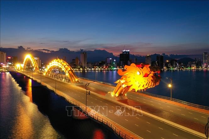 Cầu Rồng-địa điểm tham quan du lịch, biểu tượng của Thành phố Đà Nẵng.