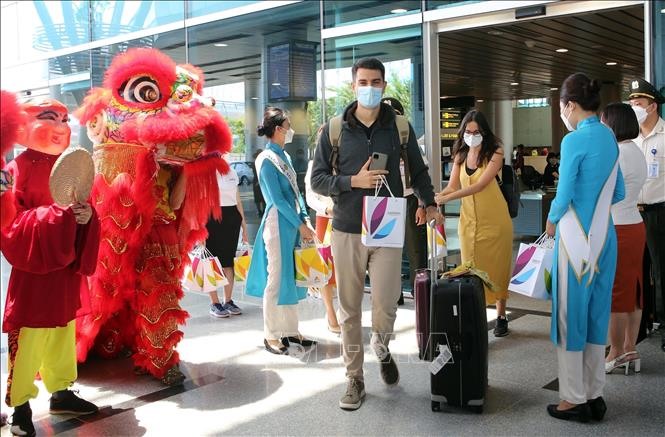 Khách du lịch nước ngoài xuống sân bay quốc tế Đà Nẵng.