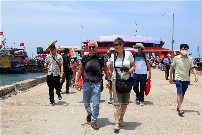 Khách trong nước và quốc tế đi tàu cao tốc “Trưng Trắc” tham quan du lịch tuyến Đà Nẵng-Lý Sơn.