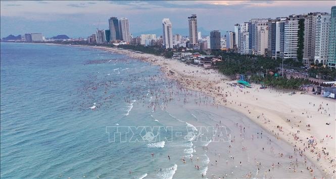 Bãi biển Mỹ Khê thành phố Đà Nẵng thu hút rất đông du khách trong và ngoài nước.