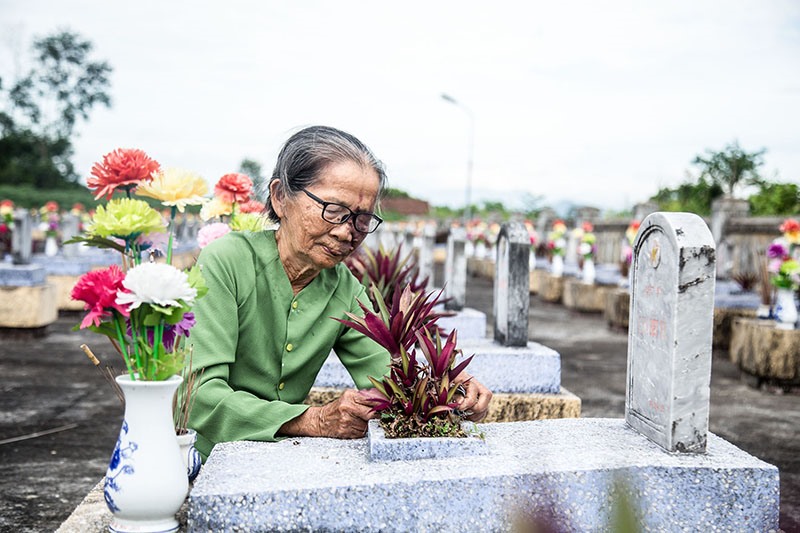 Nghĩa trang liệt sĩ xã Cam Thủy có 119 ngôi mộ chưa biết tên và có tên nhưng không có người chăm sóc được CB,CNVC,LĐ xã nhận hương khói, chăm sóc - Ảnh: L.T
