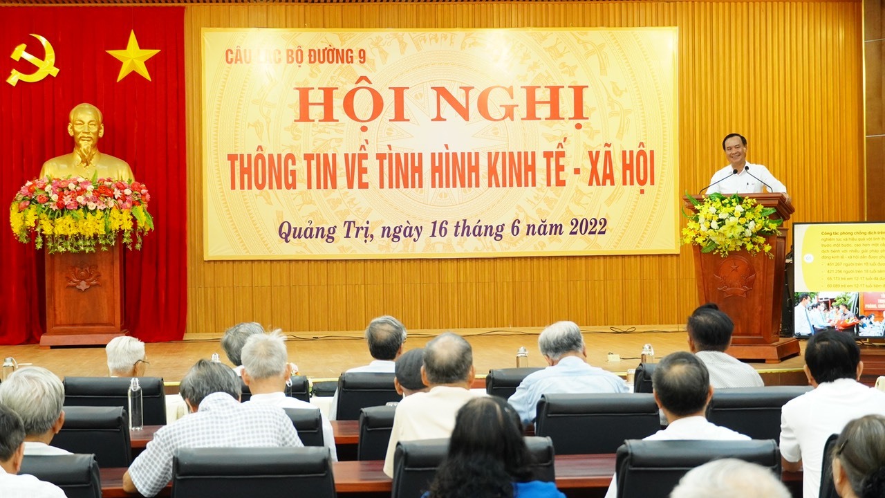 Chủ tịch UBND tỉnh Võ Văn Hưng chia sẻ định hướng, kế hoạch, mục tiêu phát triển KT - XH, quốc phòng - an ninh đến với các hội viên Câu lạc bộ Đường 9 - Ảnh: Lê Minh