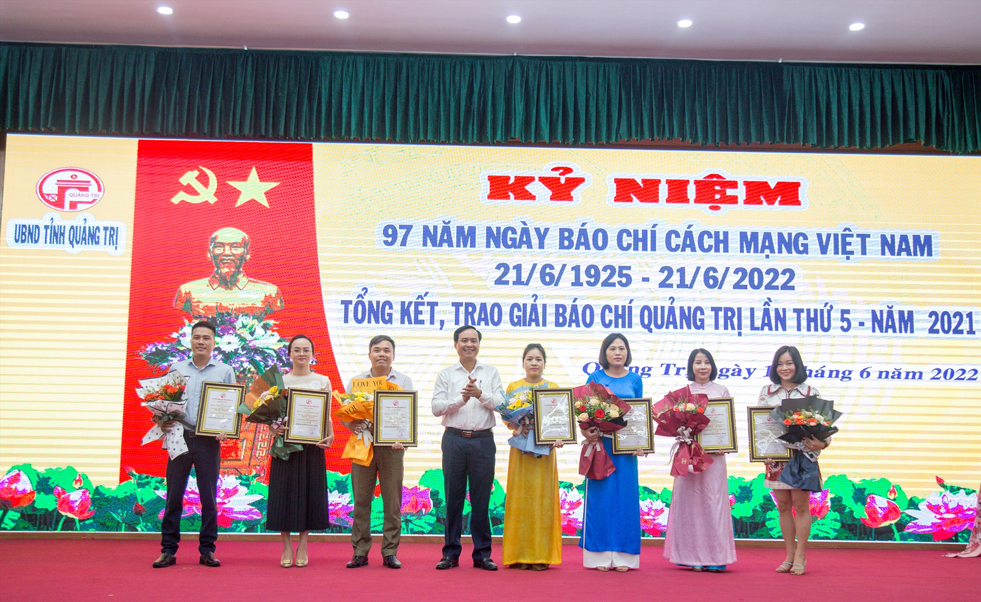 Chủ tịch UBND tỉnh Võ Văn Hưng trao giải cho các tác giả, nhóm tác giả đoạt giải A - Ảnh: L.T