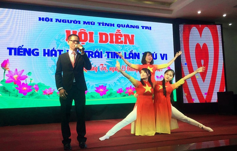 Anh Nguyễn Quang biểu diễn tại Liên hoan “Tiếng hát từ trái tim” do Hội Người mù tỉnh tổ chức - Ảnh: Q.H
