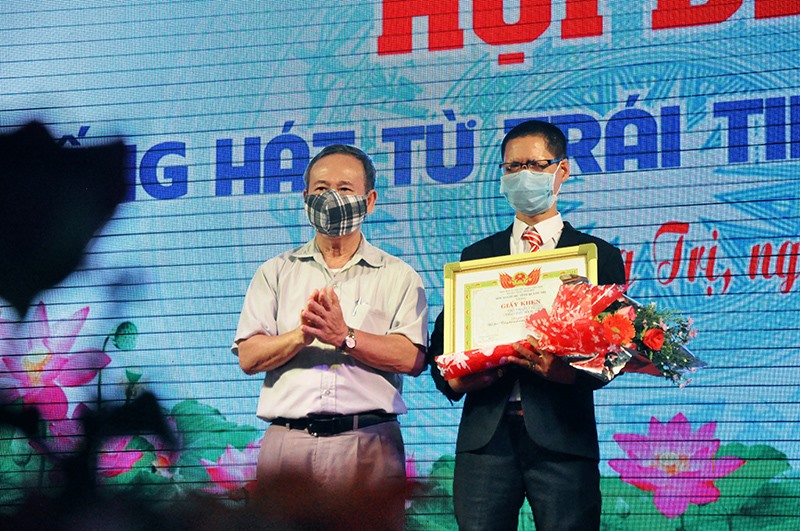 Với giọng hát hay, anh Nguyễn Quang (bên phải) từng chinh phục nhiều cuộc thi, liên hoan tiếng hát trong, ngoài tỉnh - Ảnh: Q.H