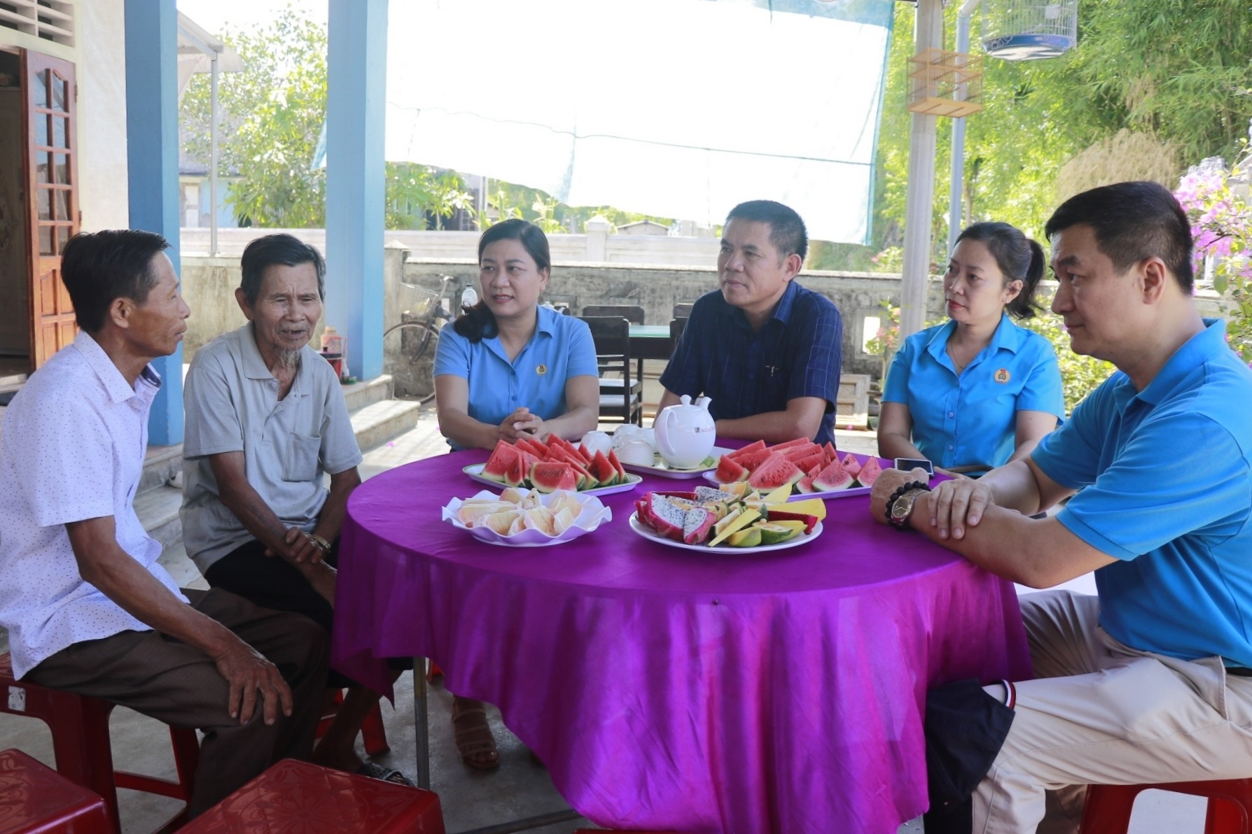 Đoàn đã đến thăm hỏi gia đình ông Phan Độ tại thôn Long Quang, xã Triệu Trạch, huyện Triệu Phong. Ảnh: TRƯỜNG SƠN