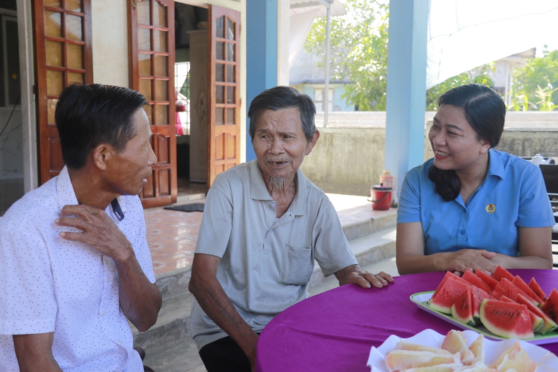 Bà Nguyễn Thị Hoài Lê - Phó Chủ tịch Liên đoàn Lao động tỉnh Quảng Trị thăm hỏi sức khỏe ông Phan Độ. Ảnh: TRƯỜNG SƠN
