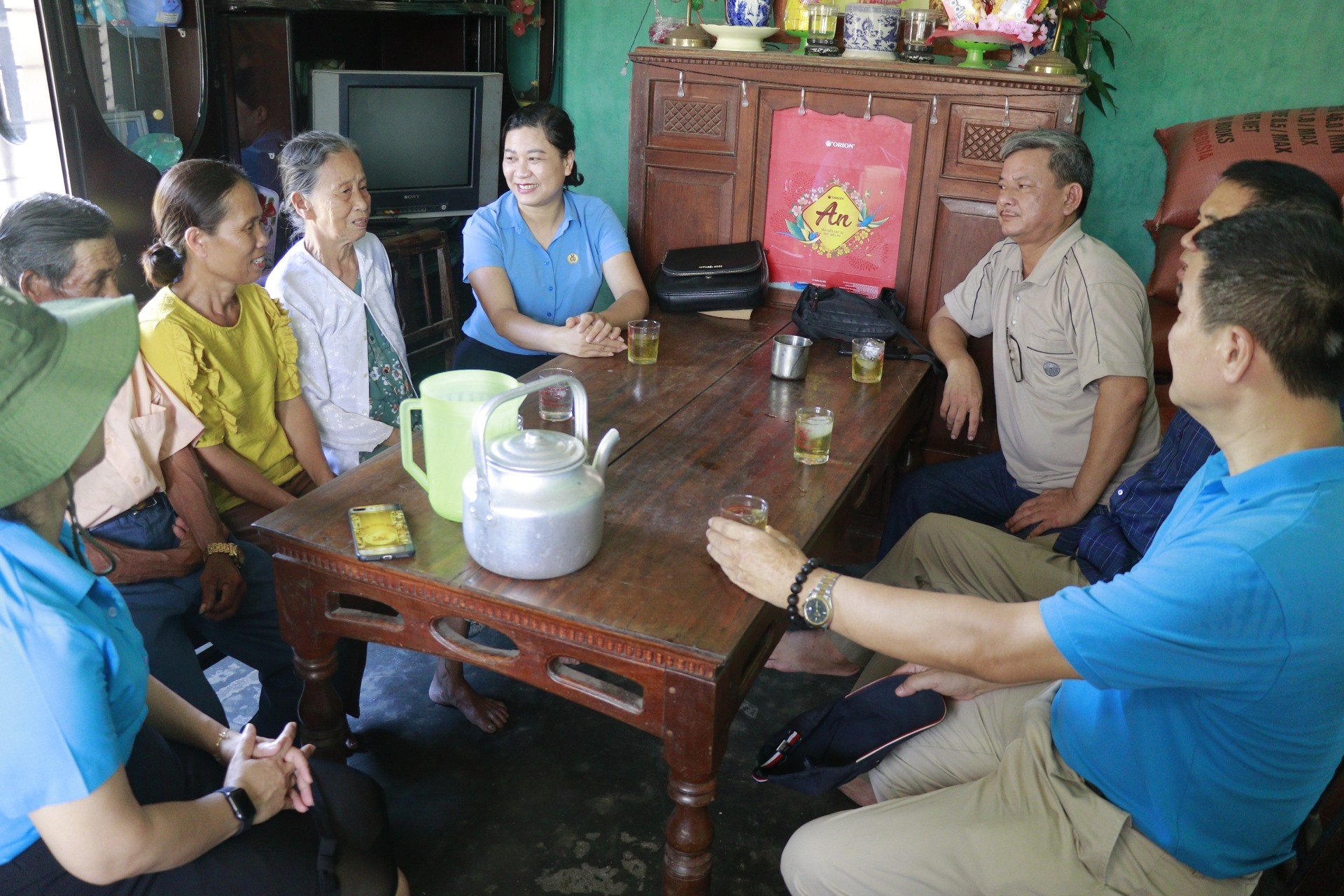 Đoàn đến thăm hỏi gia đình chị Trần Thị Ngọc Ánh tại làng Đại An Khê, xã Hải Thượng, huyện Hải Lăng. Ảnh: TRƯỜNG SƠN