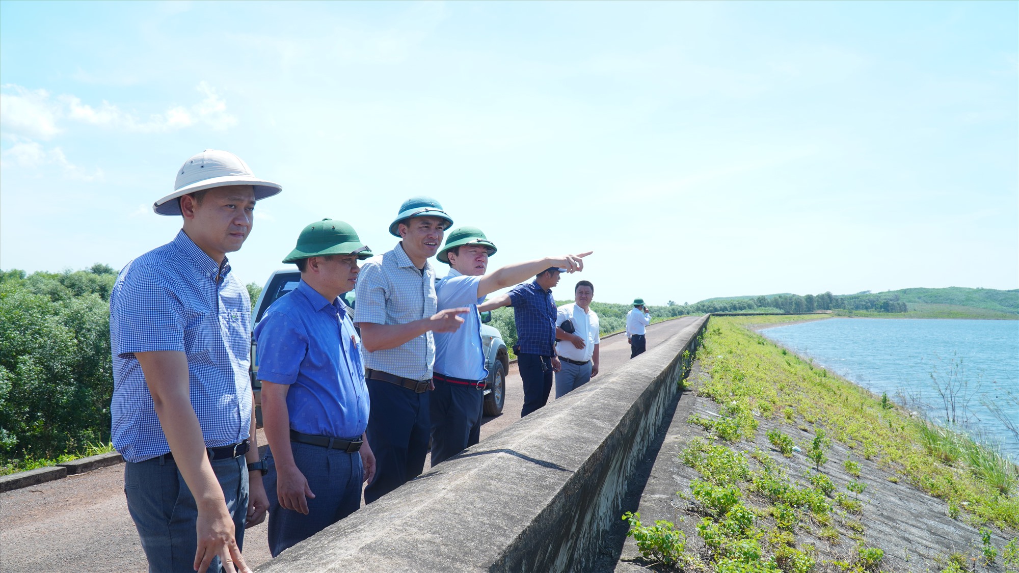 Các thành viên đoàn Hiệp hội Hữu nghị Việt – Nhật tại tỉnh Hyogo tìm hiểu thực tế tại khu vực hồ Nghĩa Hy, thị trấn Cam Lộ - Ảnh: Anh Vũ