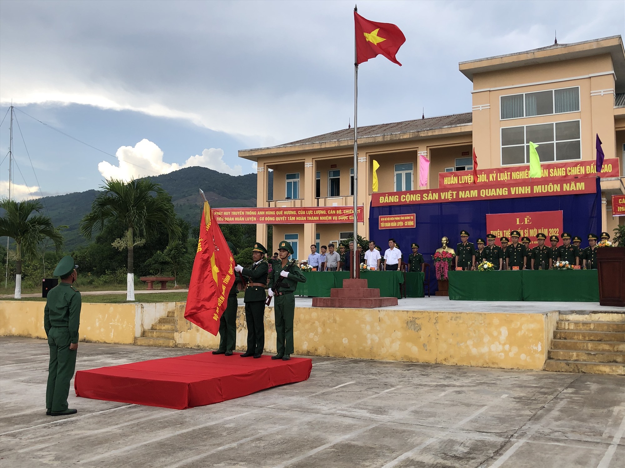 Thượng tá Nguyễn Bá Duyệt - Phó Chỉ huy trưởng phát biểu chỉ đạo tại buổi lễ tuyên thệ chiến sĩ mới