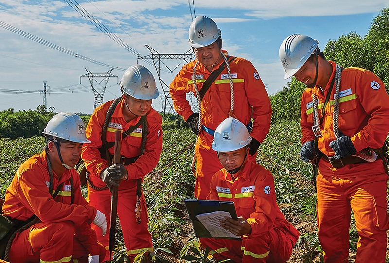 Công nhân truyền tải điện Quảng Trị chủ động xử lý ngăn ngừa sự cố đường dây