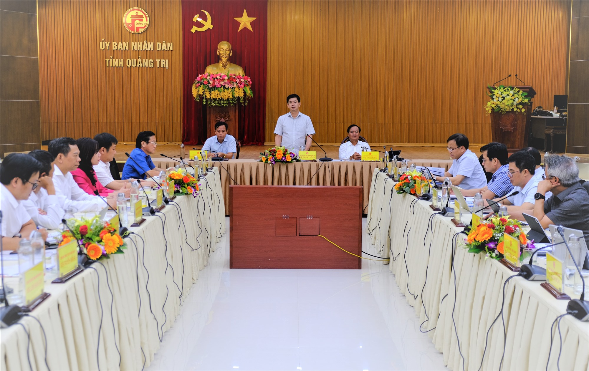 Bí thư Tỉnh ủy Lê Quang Tùng đề nghị đơn vị tư vấn nghiên cứu thêm tình hình KT-XH của tỉnh để có định hướng phù hợp đối với các nguồn lực của địa phương - Ảnh: Trần Tuyền